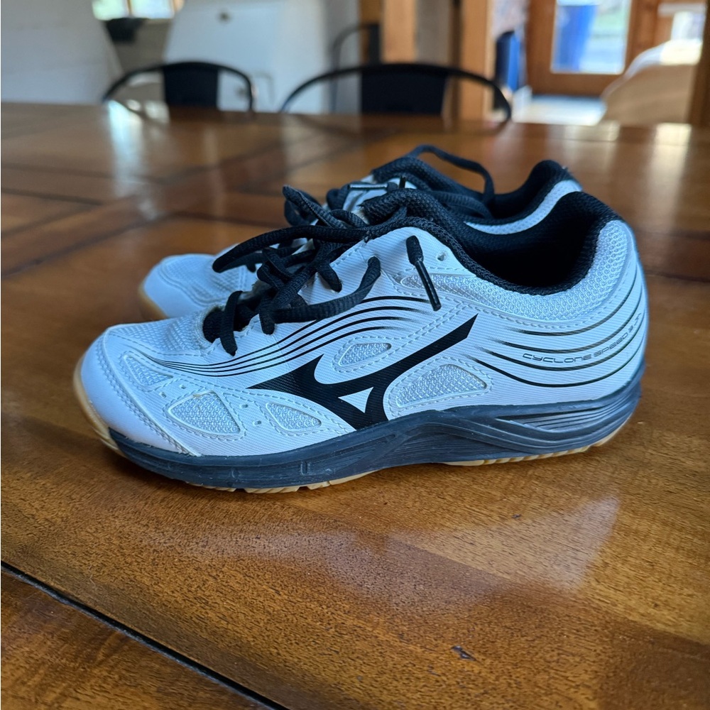 Kids Mizuno White and Black Sports Shoes